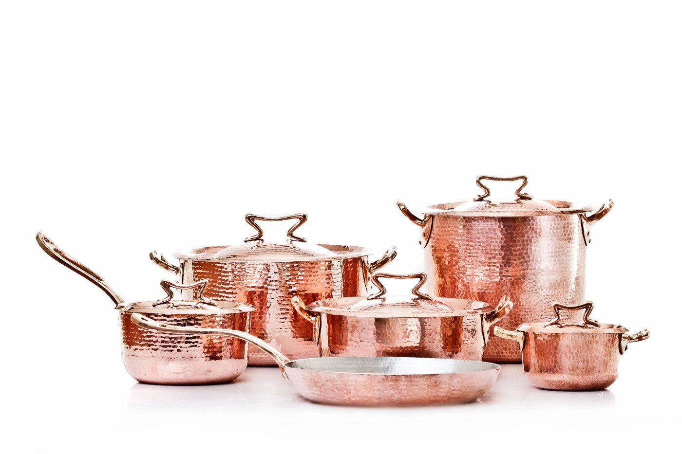 Discover our gourmet Italian-style hammered copper cookware sets. Hand-hammered and tin-lined with cast bronze handles, these sets combine luxury and functionality. Ideal for chefs and food enthusiasts. Shop now for premium kitchenware
